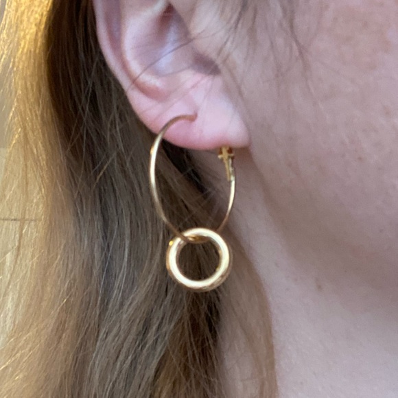 NEW!💙💎AWESOME! GOLD💛TONE CIRCLE HOOPS!💎💙FREE GIFTS & FREE GIFT WRAP TOO - Picture 3 of 7